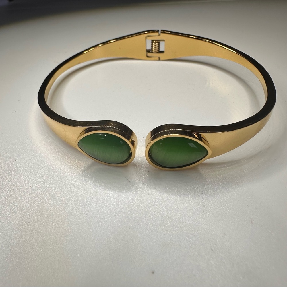 Gold Tone Stainless Steel Cat Eye Hinged Bangle Bracelet Green Stone NIP - Picture 4 of 9